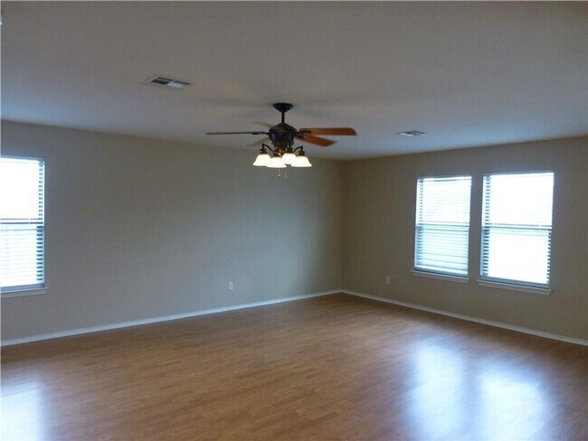 Building Photo - Beautiful Home on A Cul De Sac with Large Backyard