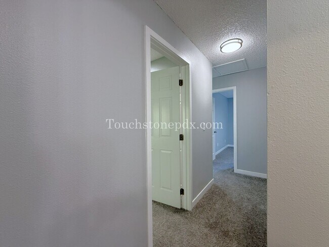 Building Photo - 1 MONTH RENT FREE! Updated 3 BR Apartment with Patio in Portland