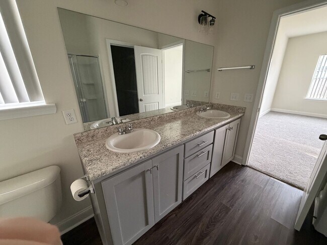 Building Photo - FOR RENT