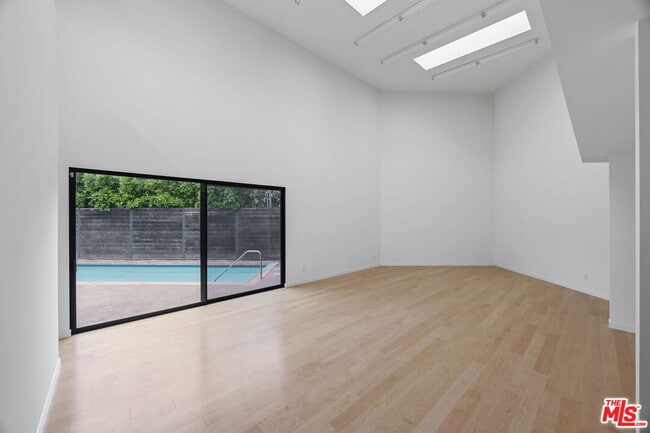 Building Photo - 202 S Saltair Ave