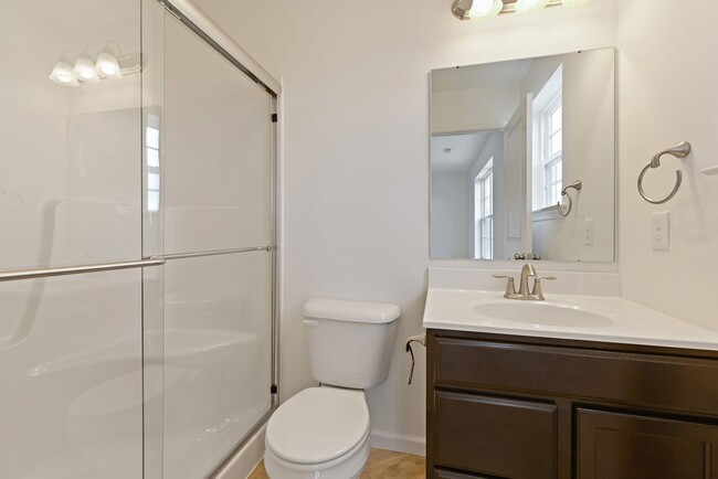 Building Photo - End Unit- 3 Bedroom Townhouse!