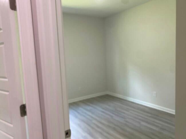 Building Photo - 1009 Renova Dr