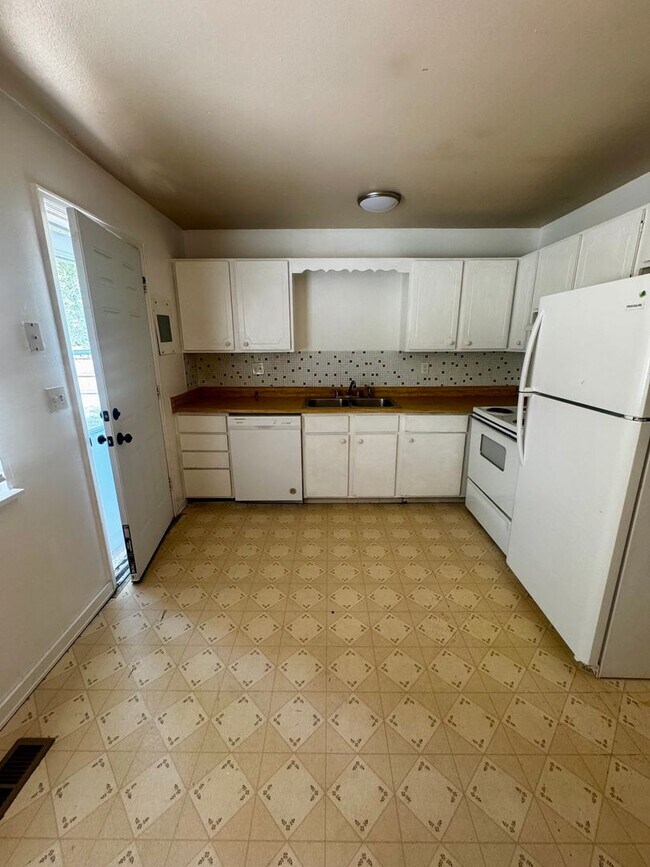 Building Photo - 3 Bedroom one level Home in Stratton Meadows