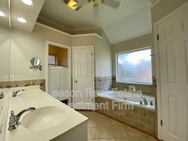 Building Photo - 5842 Bayou Dr