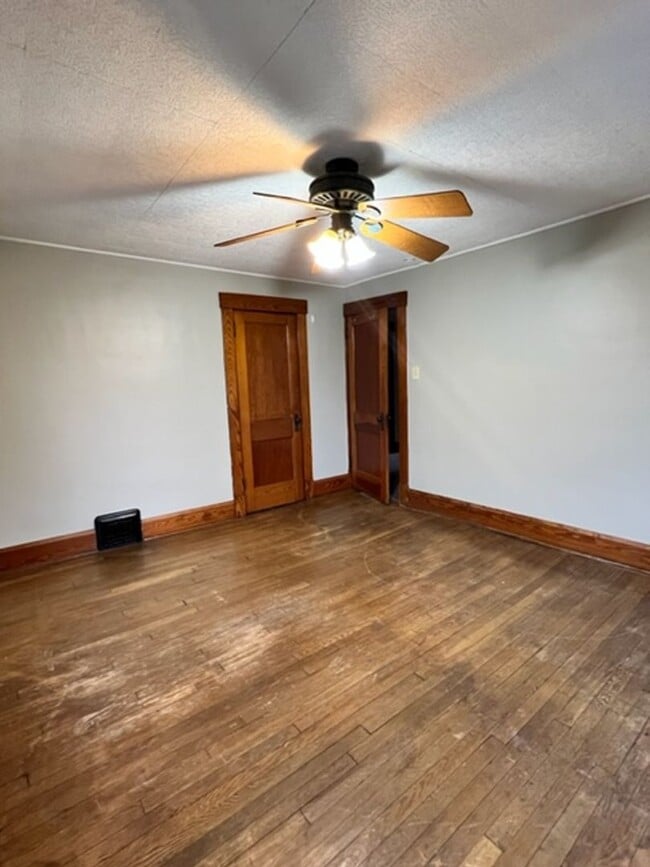 Building Photo - Very spacious 3 bedroom home for rent - Ca...