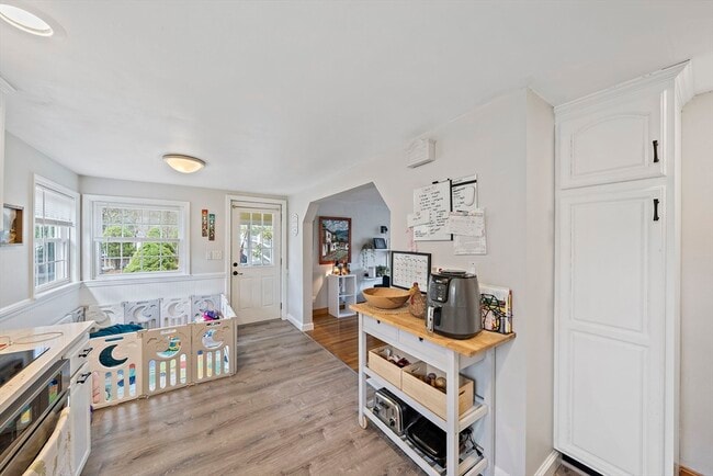 Building Photo - 95 Oriole Rd