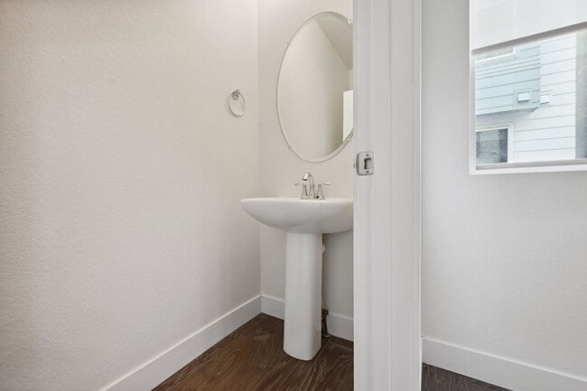 Building Photo - Great Townhome, Perfect Location! License #2023-BFN-0071747