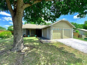 Building Photo - Modern Design 3 Bedroom 2 Bath, corner lot...