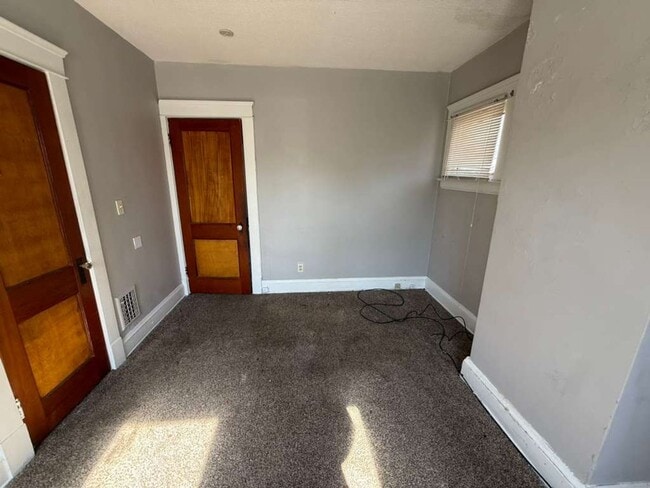 Building Photo - 4 BED 1 BATH SINGLE FAMILY HOME IN CLEVELAND!