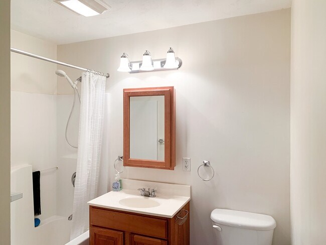 Building Photo - 25 Greenleaves Dr