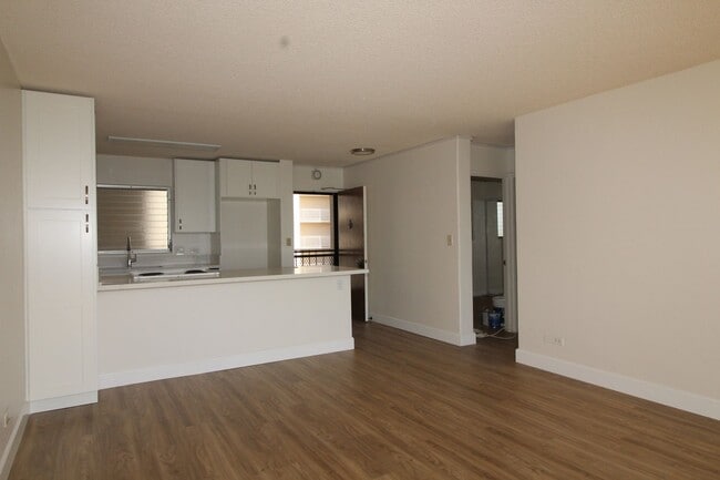 Primary Photo - High 2 bedroom with sweeping views!
