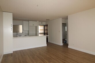 Building Photo - High 2 bedroom with sweeping views!