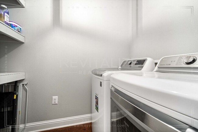 Building Photo - Luxury Living with Private Heated Pool in ...