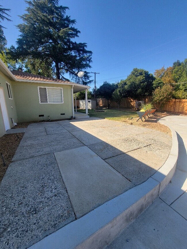 Building Photo - "Charming 3-Bed, 1.5-Bath home