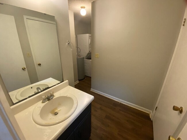 Building Photo - Affordable townhome near campus an square