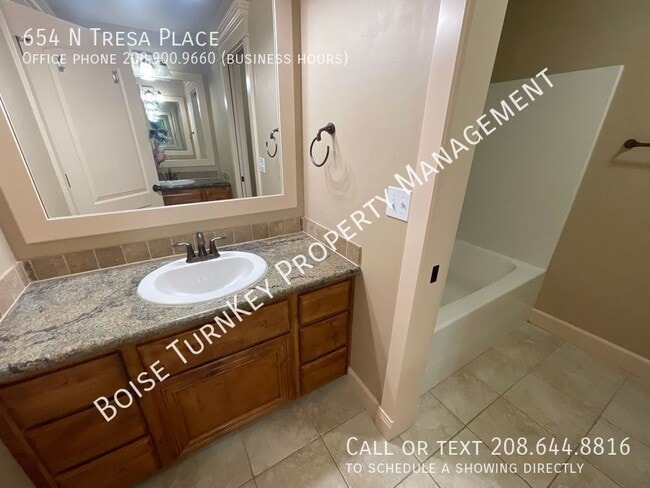 Building Photo - 654 N Tresa Pl