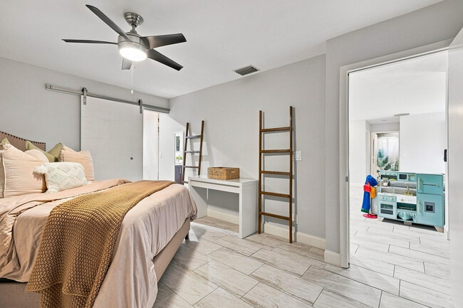 Building Photo - 2581 Carambola Cir N