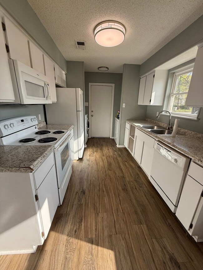 Building Photo - $1,500 MOVE-IN SPECIAL