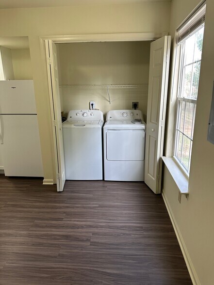 Building Photo - 1409 Varsity Ln