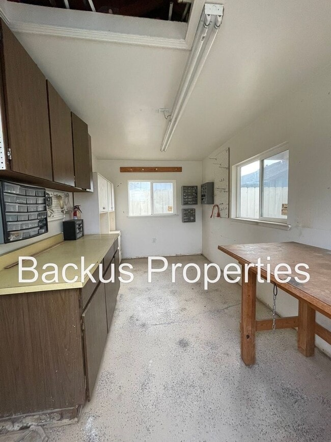 Building Photo - Wonderful home in North Salinas Four bedroom with pool