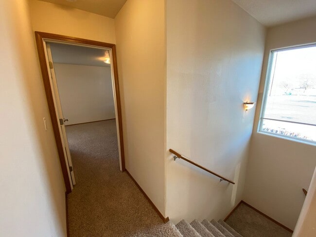 Building Photo - Centrally Located Townhouse w/ Single Car Garage!