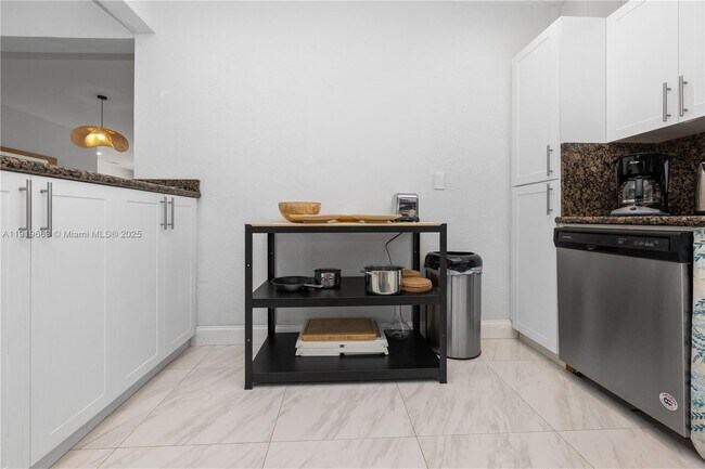 Building Photo - 1331 NE 160th St