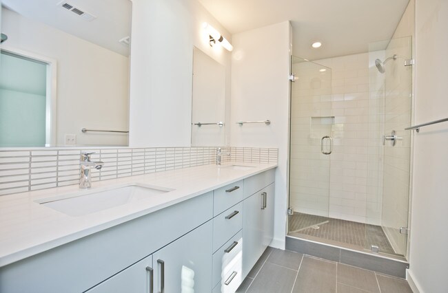 Building Photo - 716 W Stone St