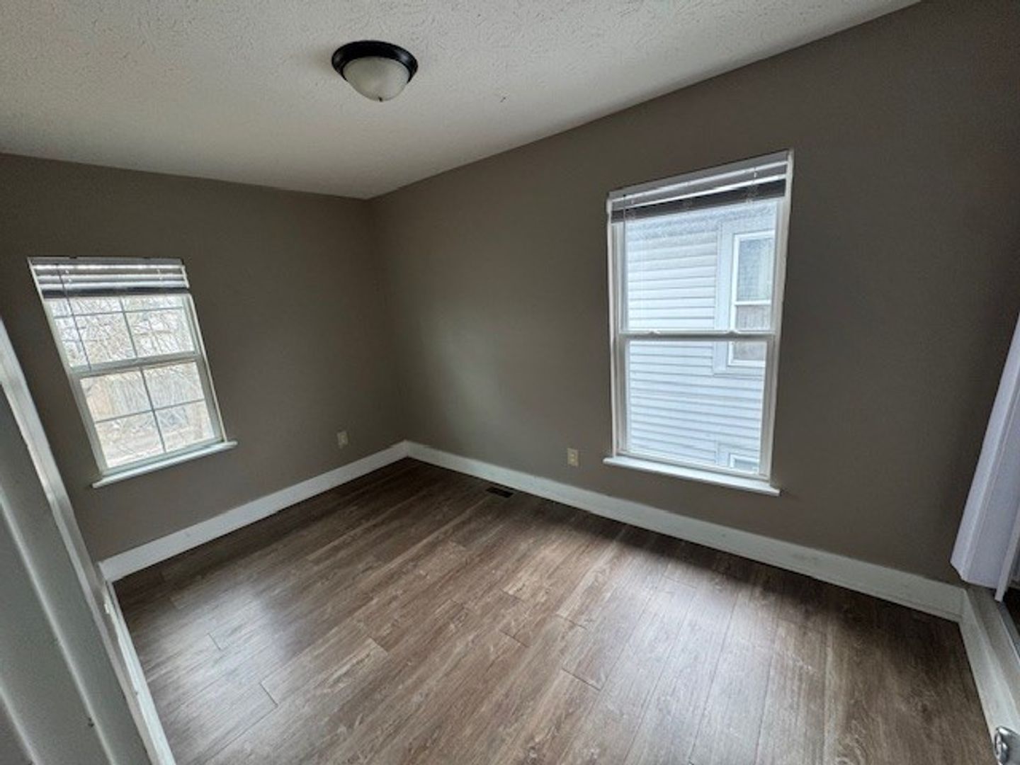 Building Photo - Newly Renovated 3BR/1BA Townhome located close to downtown Indy