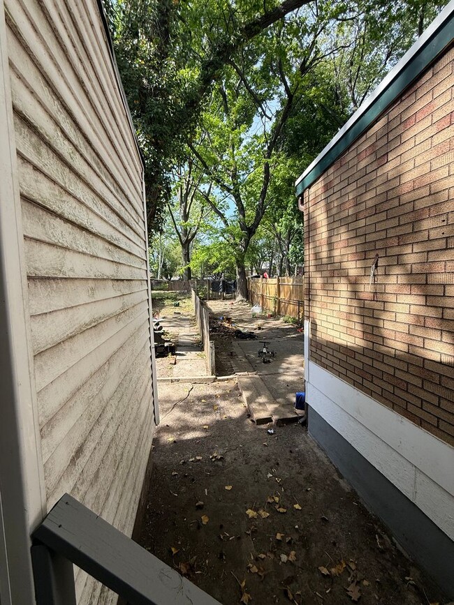 Building Photo - 46 Elm St