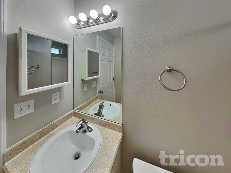 Building Photo - 5127 Pineland Ave