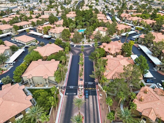 Building Photo - Upgraded 1 Bedroom Condo in Gated Communit...