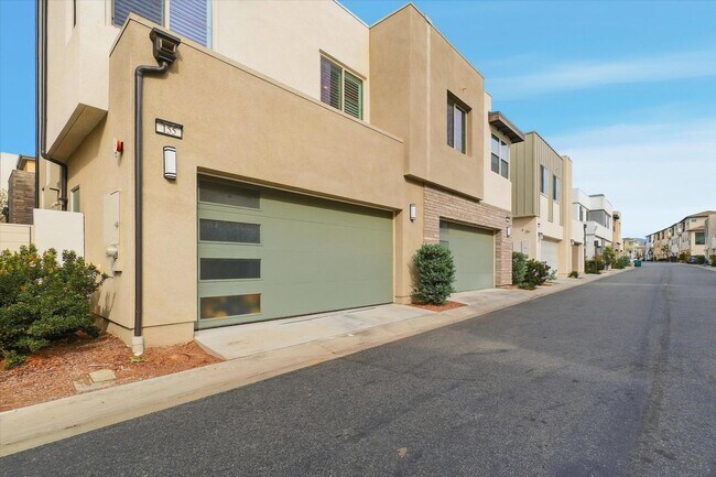 Building Photo - 155 Spectacle