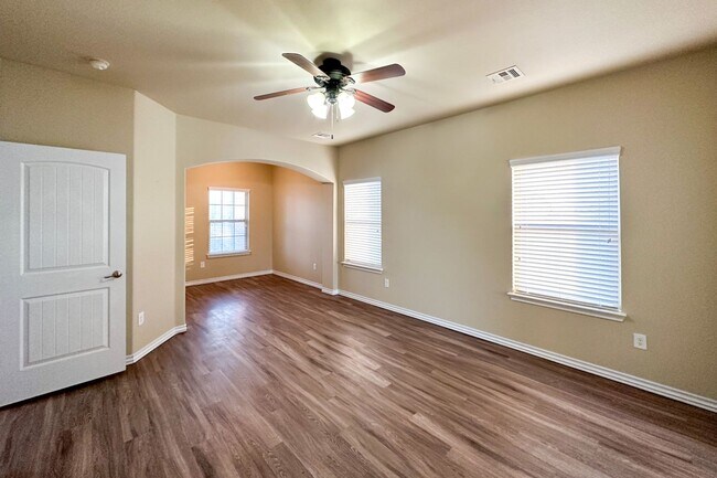 Building Photo - Stunning 5BD, 2 1/2 BTH Home Seconds away from John Kilpatrick Turnpike in YUKON!