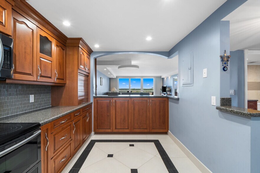 Building Photo - 511 Bayshore Dr