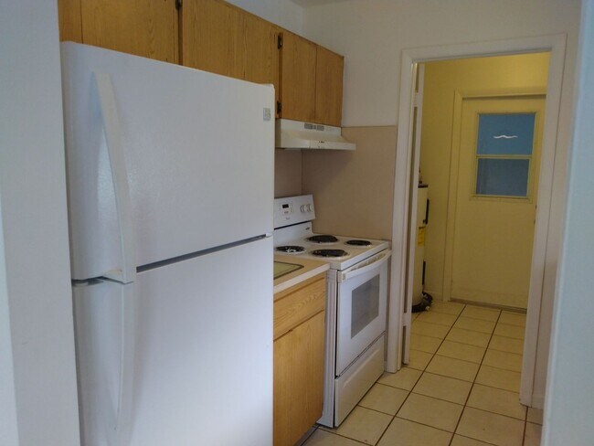 Building Photo - 2 bedroom 2 bathroom adorable house for rent