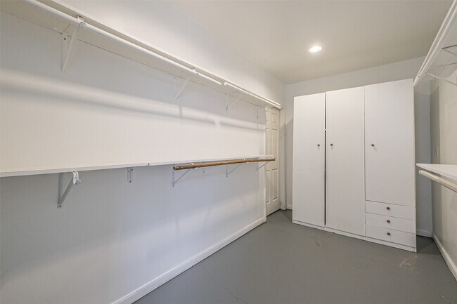 Building Photo - 2601 Briarhurst Dr
