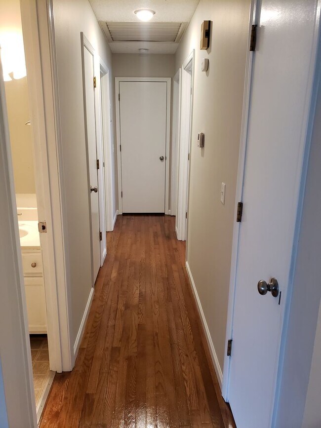 Building Photo - Great South East Location....E. Sunshine & Oak Grove Area