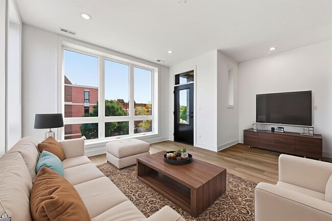 Building Photo - 3902 S Lake Park Ave