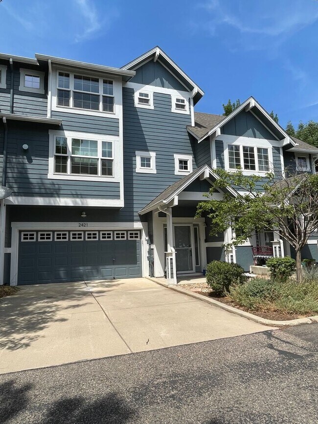 Building Photo - 2 bed 2.5 bath available NOW!