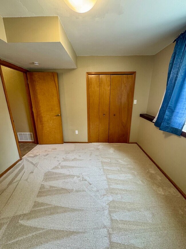 Building Photo - 5 Bedroom Home in Broadmoor Bluffs