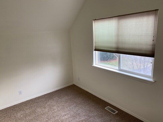 Building Photo - Cute centrally located home