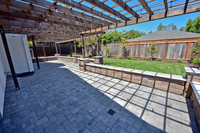 Patio with pergola - 1287 Westwood St