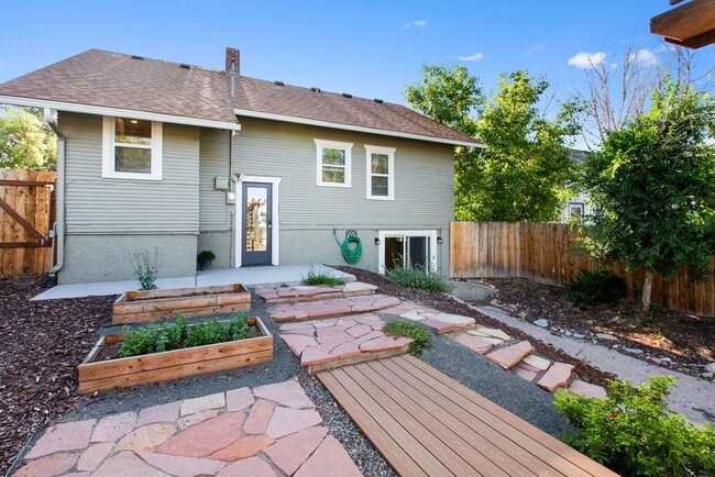 Building Photo - 2 Bedroom 1 Bath Duplex