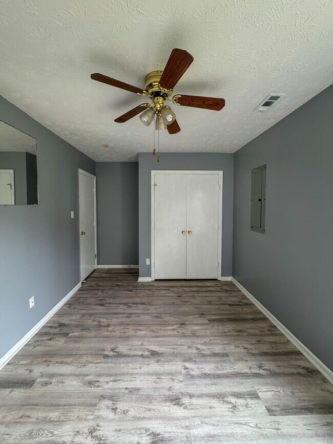 Building Photo - Charming 3 Bed 2 Bath Home with Fenced Yard