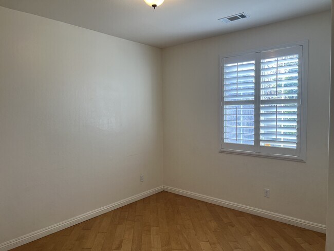 Building Photo - 5210 Village Green Ln