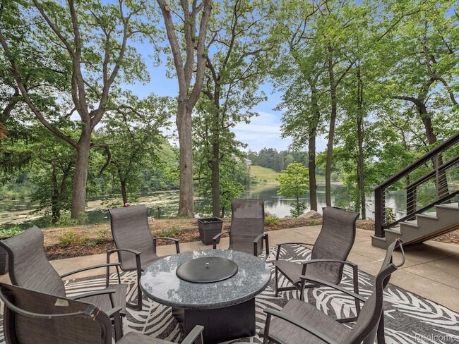Building Photo - 3511 Lakecrest Dr