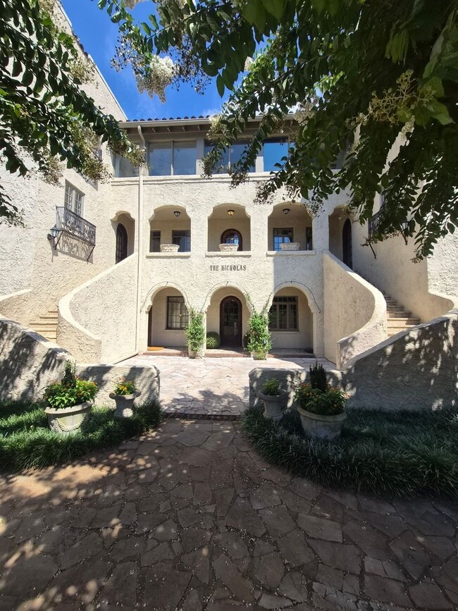 Building Photo - Knoxville 37919 - Rare opportunity to rent a historic European-style Condo with 2 bedrooms and 2 ...