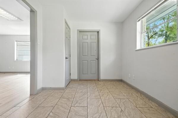 Building Photo - 10615 Twin Oak Dr