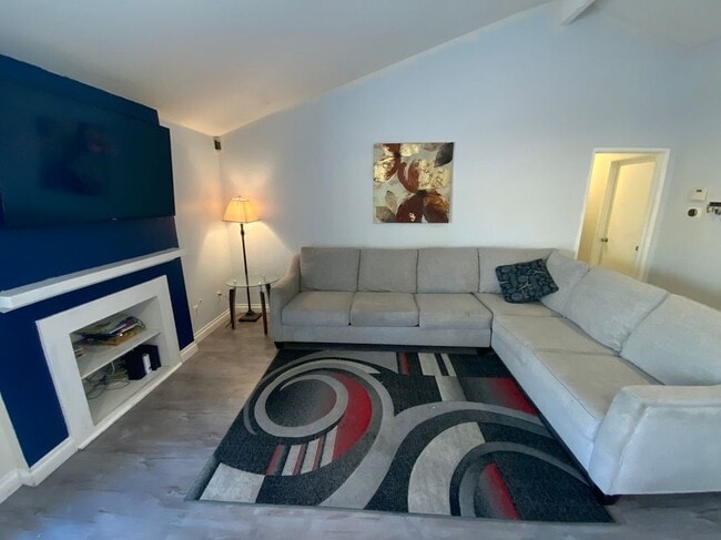 Building Photo - 610 Parkview Dr