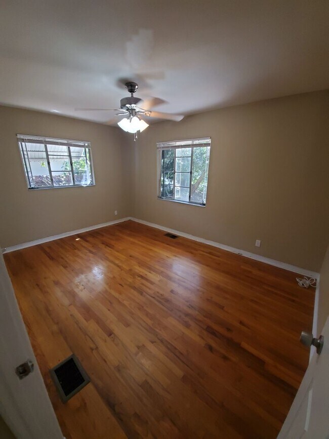 Building Photo - Two Bedroom House with carport
